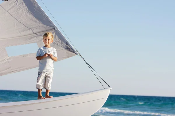 若い男の子オンボード海ヨット — ストック写真