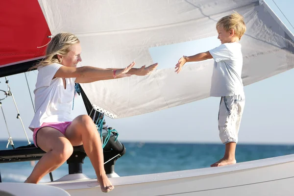 Milující matka a syn na palubě námořní jachty — Stock fotografie