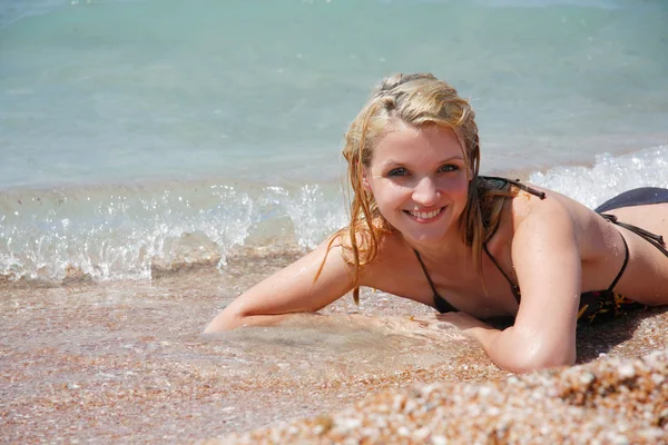Ευτυχισμένο κορίτσι στην παραλία — Φωτογραφία Αρχείου
