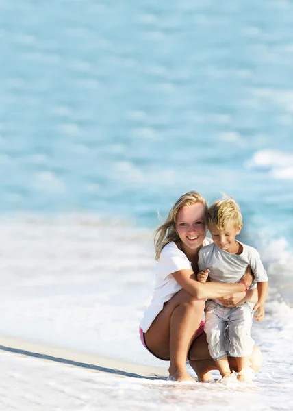 Felice madre e figlio sulla spiaggia — Foto Stock