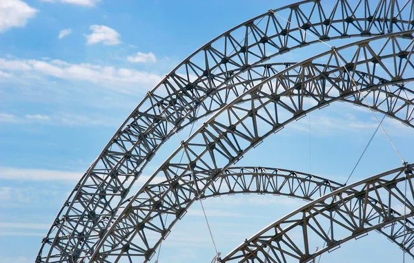 Construção futurista sobre fundo céu — Fotografia de Stock