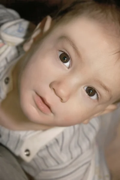 Close up Ritratto di un bambino guardando in alto — Foto Stock