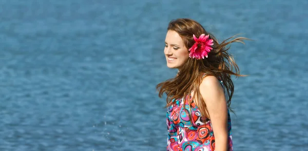 Gelukkig meisje op zee achtergrond — Stockfoto