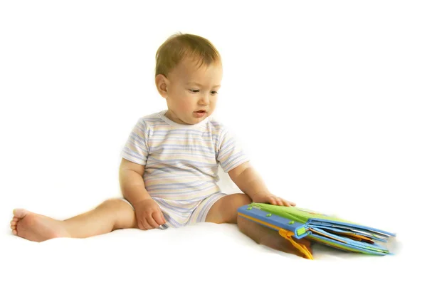 Bambino con libro-giocattolo sopra bianco — Foto Stock