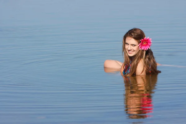 Молодая девушка в воде — стоковое фото