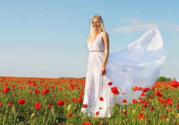 Jovem mulher bonita em vestido branco no fundo campo de papoula — Fotografia de Stock