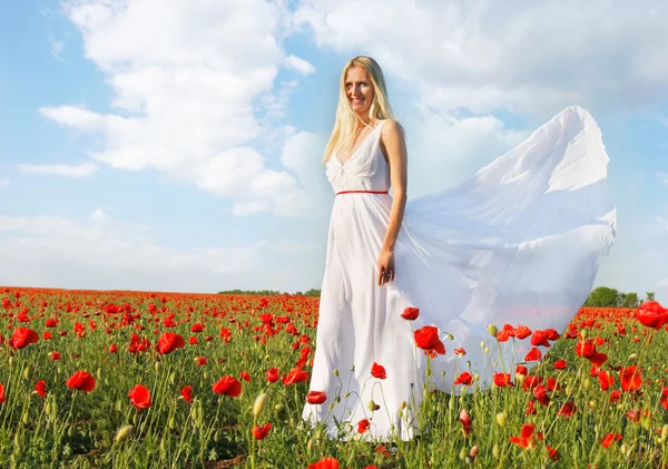 Jovem mulher bonita em vestido branco no fundo campo de papoula — Fotografia de Stock