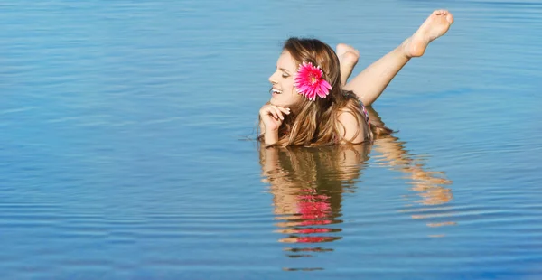 Jonge aantrekkelijke vrouw in water — Stockfoto