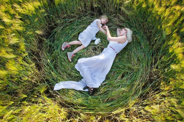 Mãe e filha brincando no campo verde — Fotografia de Stock