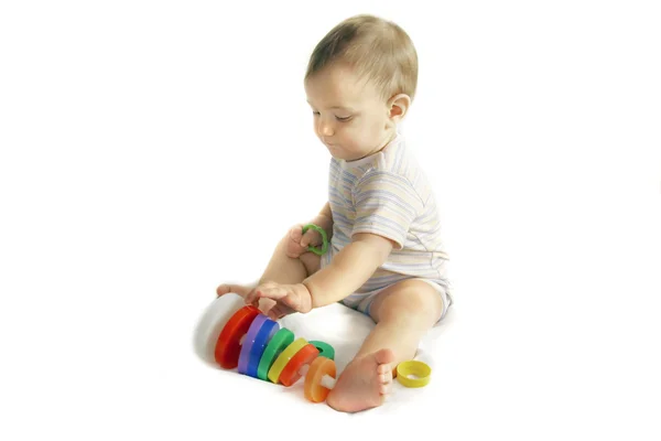 Jogar bebê menino sobre branco — Fotografia de Stock