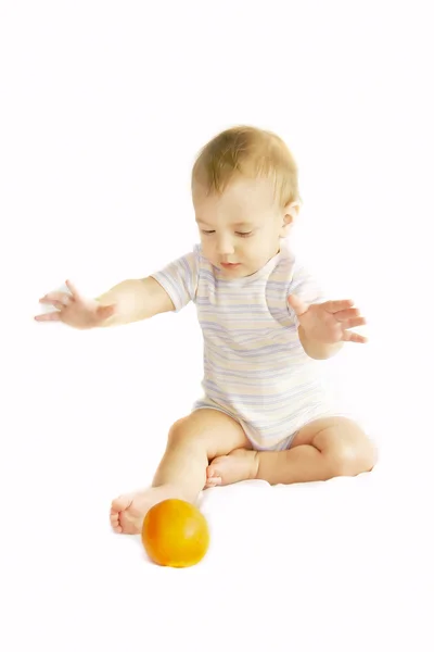 Bebê e laranja sobre branco — Fotografia de Stock