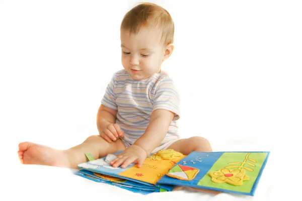 Bebé niño leyendo un libro sobre blanco — Foto de Stock