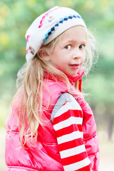 Cute girl looking over her shoulder on natural background — Stock Photo, Image