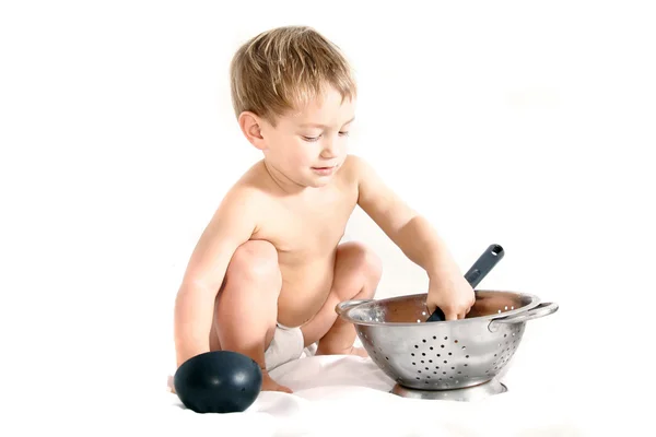 Μαγείρεμα μικρό παιδί πάνω από λευκό — Φωτογραφία Αρχείου