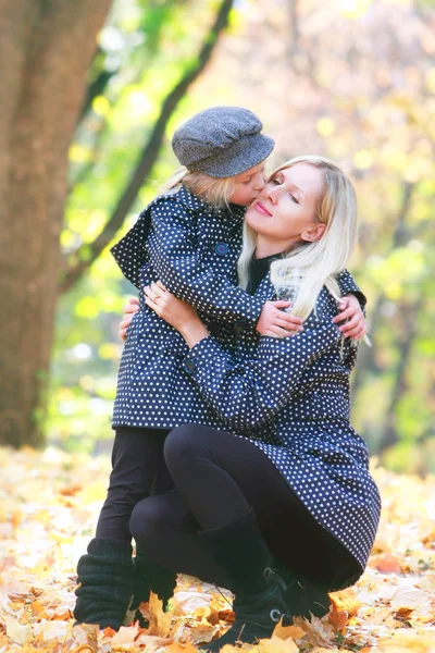Любящая мать и дочь в осеннем парке — стоковое фото