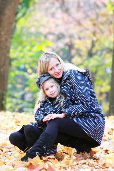 Liebevolle Mutter und Tochter im Herbstpark — Stockfoto