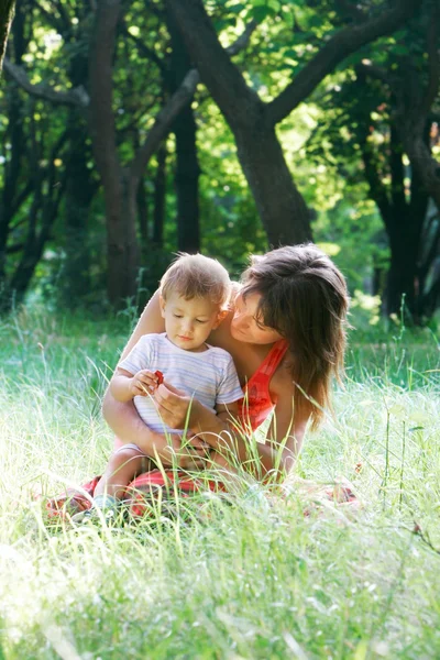 Mère et fils à l'extérieur — Photo