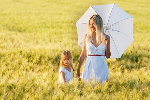 Mother and dauther in green field — Stock Photo, Image