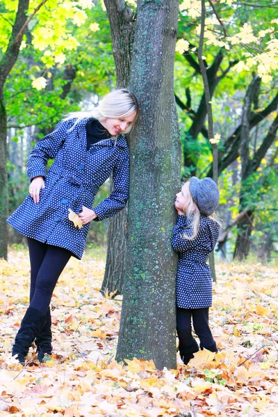 Mother and daughter in autumn park — Stock Photo, Image