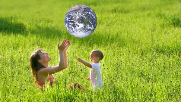 Mother and son playing with earth-like ball — Stock Photo, Image