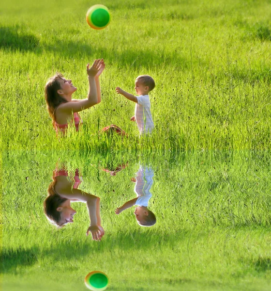 Мать и сын играют в разноцветный мяч — стоковое фото