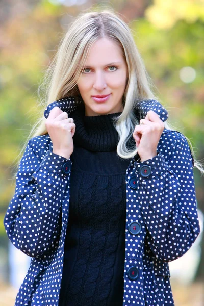 Jonge aantrekkelijke vrouw op natuurlijke achtergrond — Stockfoto