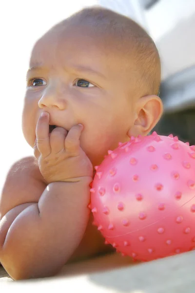 Bambino con palla rosa — Foto Stock