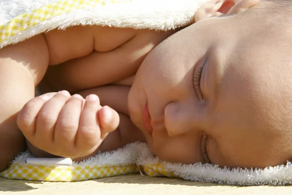 Portret van een slapende baby — Stockfoto