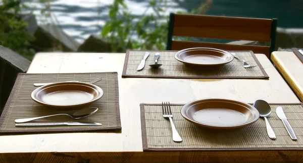 Utensílios de mesa servidos para refeições — Fotografia de Stock