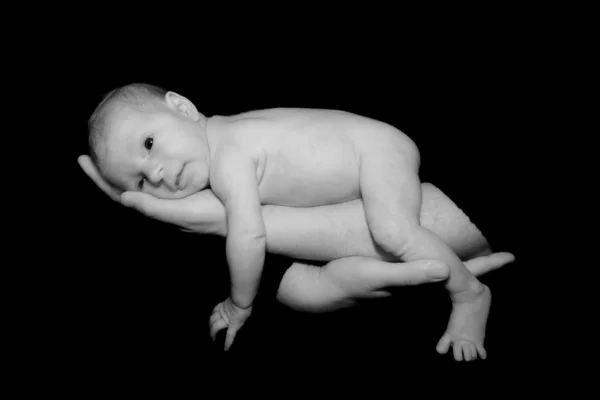 父の手で生まれたばかりの赤ちゃん — ストック写真