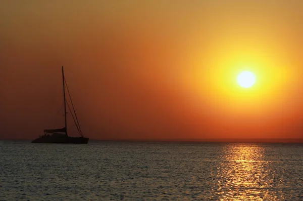 Silueta del barco sobre fondo marino puesta de sol —  Fotos de Stock