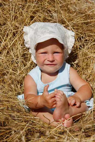 Niedliche Kleinkind Mädchen im Heu — Stockfoto