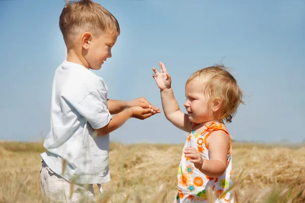 Due bambini che giocano su sfondo rurale — Foto Stock