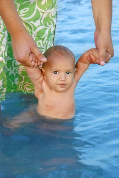 Vader onderwijs zijn zoon om te zwemmen — Stockfoto