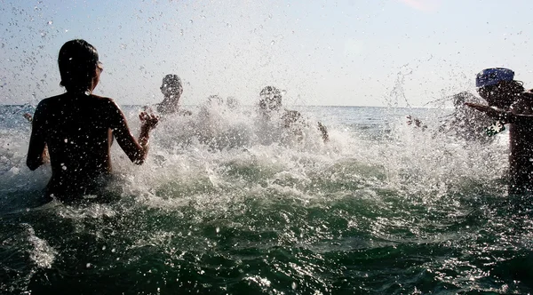 물에 젊은 춤의 실루엣 — 스톡 사진