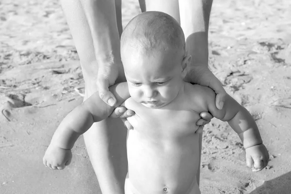 Baby jongen in de handen van moeder — Stockfoto
