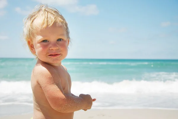 Schattig peuter op zee achtergrond — Stockfoto