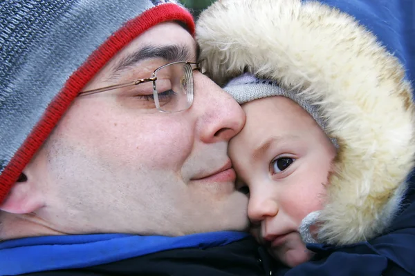 Pai e filho retrato ao ar livre — Fotografia de Stock