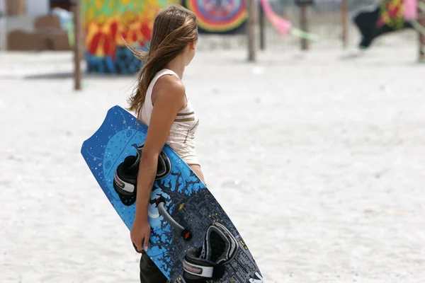 Jong meisje met kite board — Stockfoto