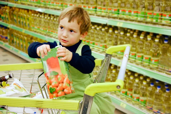 スーパー マーケットで若い男の子 — ストック写真