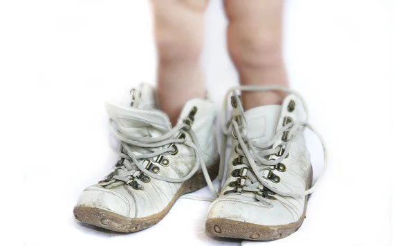 Bebé en botas de los padres — Foto de Stock