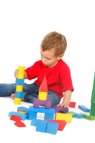 Menino brincando com blocos de construção sobre branco — Fotografia de Stock
