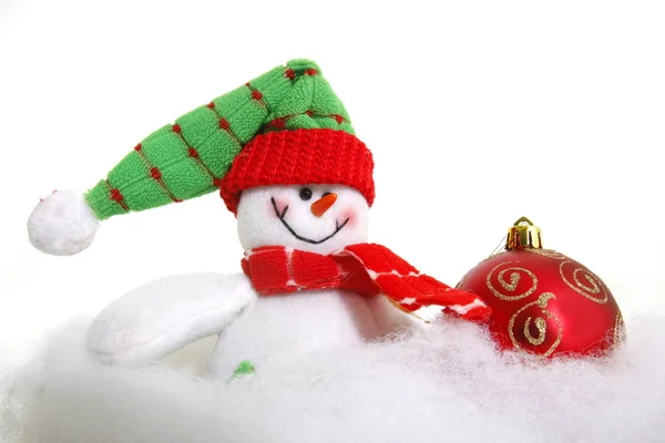 Boneco de neve e bola de xmas na neve sobre branco — Fotografia de Stock