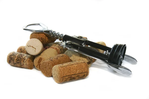 Sacacorchos y tapones de vino sobre blanco — Foto de Stock