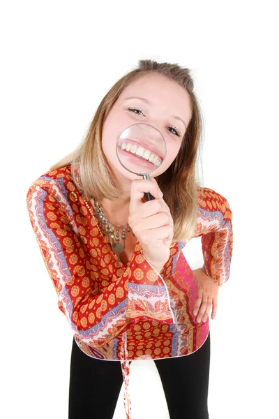 Ευτυχισμένος κορίτσι με μεγεθυντικό φακό πάνω από λευκό — Φωτογραφία Αρχείου