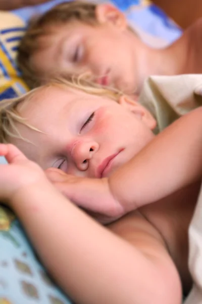 Close up de duas crianças adormecidas — Fotografia de Stock