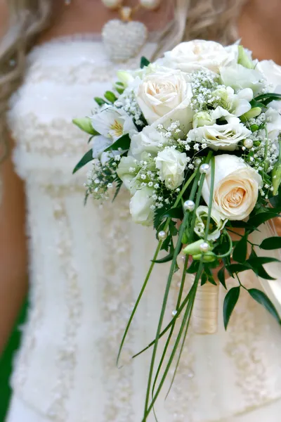 Bouquet de mariage entre les mains de la mariée — Photo