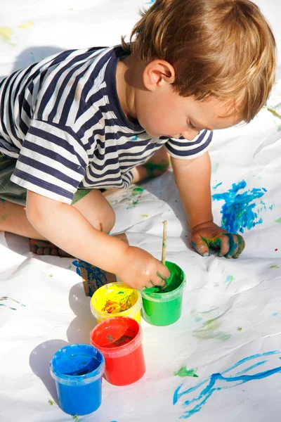 Schattige jongen schilderij over Wit — Stockfoto