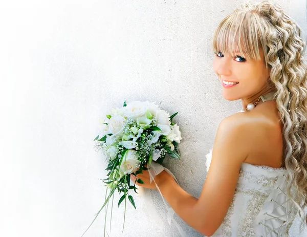 Giovane sposa felice su bianco — Foto Stock