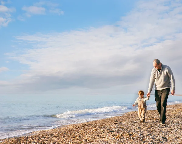 Padre e figlio che camminano sulla spiaggia — Foto Stock